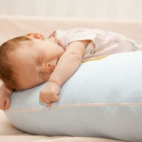 Уход за новорождённым ребёнком: как его правильно