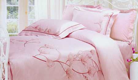 Естественно, под шерстяным одеялом теплее всего спать, но оно довольно тяжелое