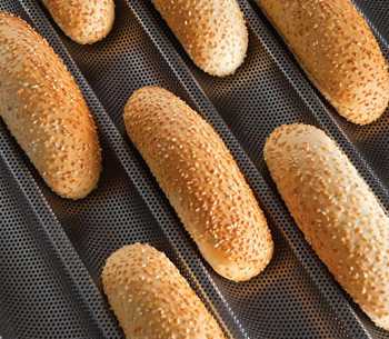 Тщательно вымешайте тесто, накройте миску полотенцем и поставьте в теплое и тихое место на полчаса