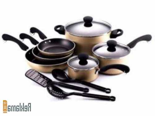 Их необходимо два комплекта повседневный для членов семьи и ближайших родственников и праздничный для вечеринок и дней рождения