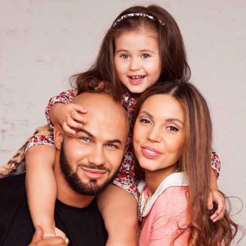 Денис ухаживал очень красиво необычные букеты, ночные свидания впарках, подарки