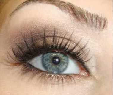 Цветовая палитра макияжа должна быть подобрана безупречно, ведь есть даже специальная наука колористика, которая четко описывает варианты изменения цветов при их взаимодействии