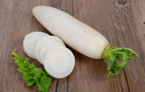 С эспандерами, закрепленными на эластичных жгутах, помогает задействовать группы мышц верхней части тела