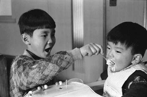 Считается, будто бы холодная сладость провоцирует ангину и другие виды простудных заболеваний, особенно в летнюю пору