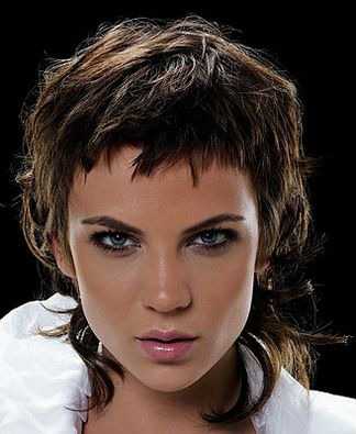 Вечером нанесите на деревянный гребень капли эфирного масла с любимым ароматом и как следует расчешите каждую прядку