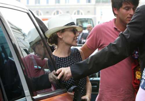 Деньги, и это, еще далеко не все варианты