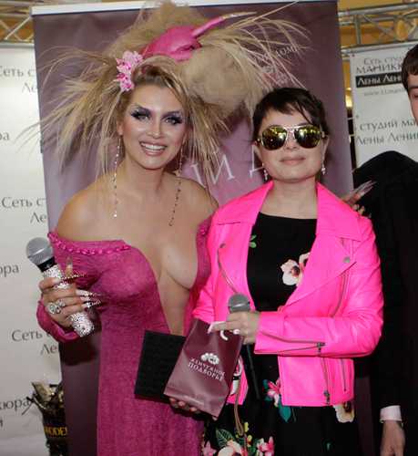 Лена Ленина сделала маникюр на полу