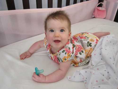 Кроха активно общается с окружающими посредством звуков и жестов, особенно радуясь, когда видит маленьких детей