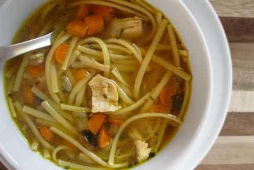 В ней немного упрощены адаптированы к нашим условиям ингредиенты, а для усиления восточноазиатской экзотики добавлен пряный тайский соус, из тех на ваш выбор, которые можно купить практически в любом супермаркете