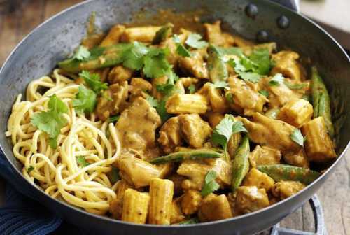 В ней немного упрощены адаптированы к нашим условиям ингредиенты, а для усиления восточноазиатской экзотики добавлен пряный тайский соус, из тех на ваш выбор, которые можно купить практически в любом супермаркете