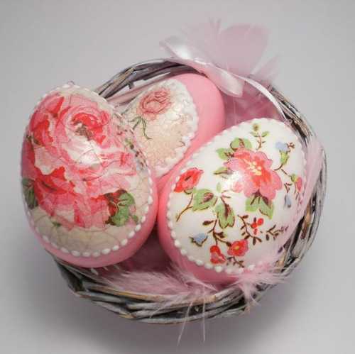 Для создания такой замечательной поделки вам следует заблаговременно запастись пенопластовой яичной заготовкой разыскать такую можно в магазинах, продающих товары для любителей декоративно прикладного искусства