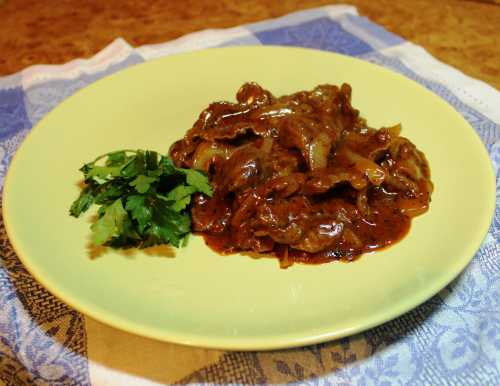 Мясо следует обжарить со всех сторон на сильном огне