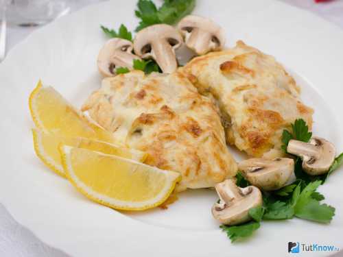 Помойте ипропустите куриное филе слуковицей ичесноком через мясорубку