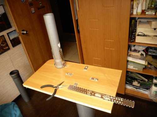 Если делать домиккогте точку для кошки своими руками, то необязательно придерживаться показанной конструкции, конфигурация может быть различной и предел ее сложности или необычности устанавливает лишь фантазия проектировщика