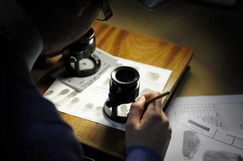 Но и посидеть в офисе всетаки придется, просматривая документы и ища новые пути для экономии средств компании