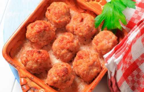 Мясо измельчаем до консистенции фарша и выкладываем в глубокую пиалу