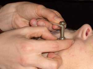 Проведение процедуры у малышей сопряжено с некоторыми трудностями, так как малыши не могут контролировать свои рефлексы и, соответственно, закрывают глаза, защищая их тем самым от попадания света