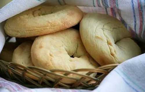 Берем кусок и натираем крупной стружкой