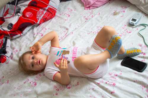 И днём лежали на ней