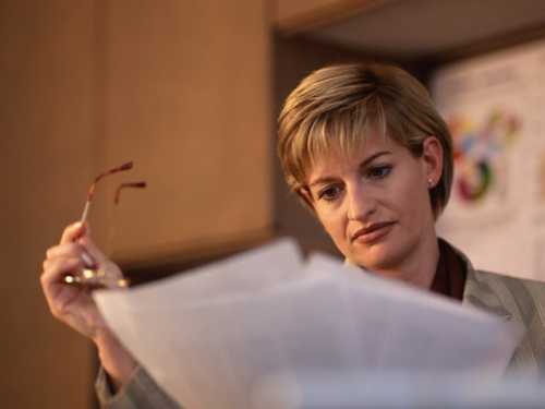 Лучше всего не ответить на него, а выждать, когда агрессия пройдет