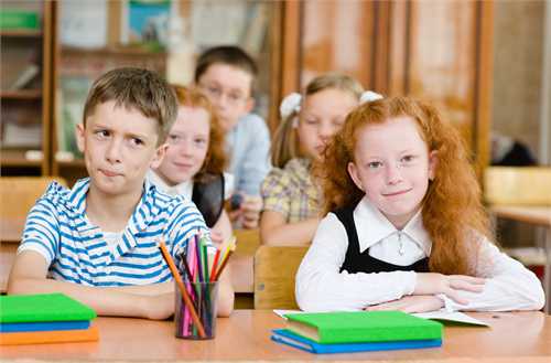 Возможно, он хорошо играет в футбол или разбирается в футбольных командах и игроках, быстро собирает паззлы или поет, знает названия динозавров или имена кукол