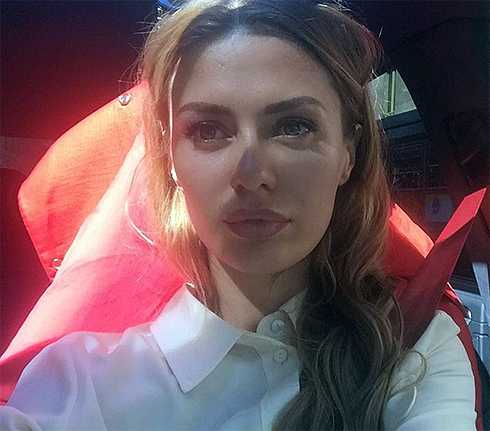 Обтягивающий лиф подчеркивает грудь модели