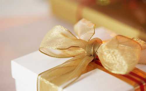 Бизнесмен в свой й день рождения может быть рад стильной электронной рамке для фотографий либо роскошному фотоальбому, высококачественной кожаной обложке для прав или документов, кейсу для бумаг, деловому портфелю, корзине для бумаг или поставке для телефона, выполненным в необычном исполнении и подобранным под интерьер кабинета