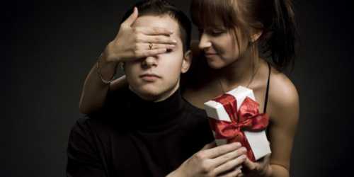 В качестве не менее интересного и полезного подарка можно преподнести оригинальную флешку, оформленную в тематике увлечений именинника, а также наушники для телефона либо