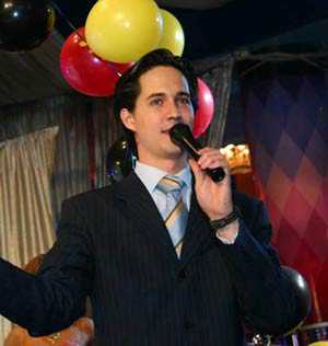 Когда ритуал окончен, ведущий отпускает супругов на их места