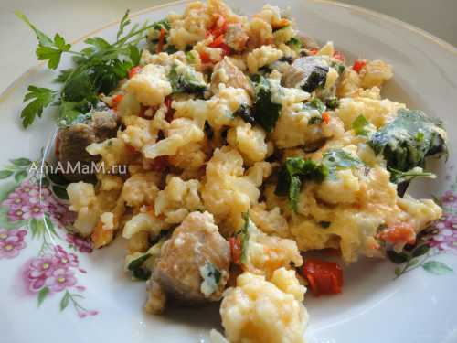 Через минуту отправьте в разогретую емкость морковь, нарезанный лук