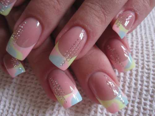 Чаще всего используют стразы нейтральных цветов