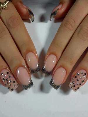 Как украсить ногти стразами