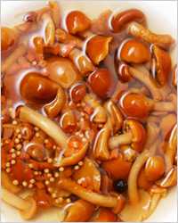 Пять горошин перчика чёрного