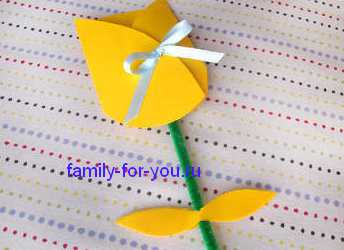 На середину каждого цветочка помещают скотч и произвольно закрепляют цветочки в единый бутон, внизу располагают самый большой и постепенно переходят к самому маленькому сверху