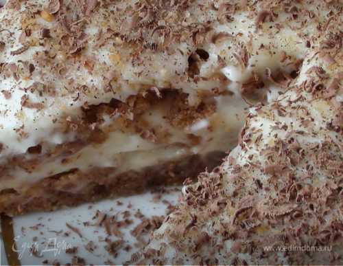 Очищенный миндаль выложите на противень и отправьте в предварительно разогретую до