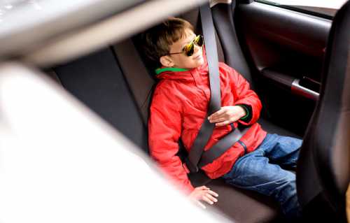 Категорически запрещается перевозить малыша на руках у взрослого