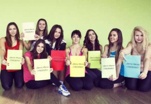 Завтрак небольшой кусочек сыра и грудка куриная, которая была приготовлена на пару