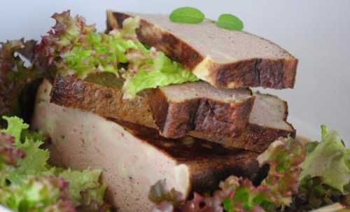 Добавить в сковороду сливочного масла, еще ложку растительного, размять яблоки в пюре вилкой и обжарить лук