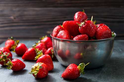 Укрепляет зубы икости, благодаря содержанию большого количества кальция ифосфора