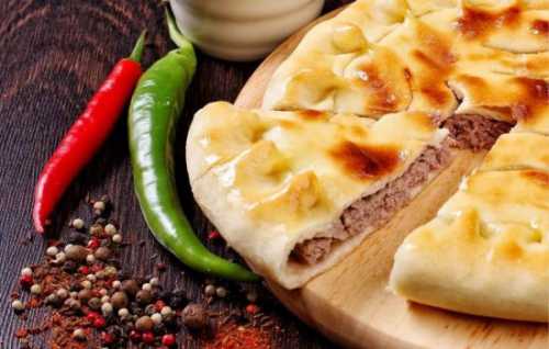 В центр такой лепешки нужно выложить начинку и залепить концы, сделав треугольник