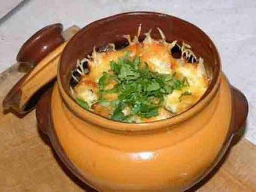 Готовые горшочки осторожно чтобы не обжечься вынуть из духовки и дать постоять минут