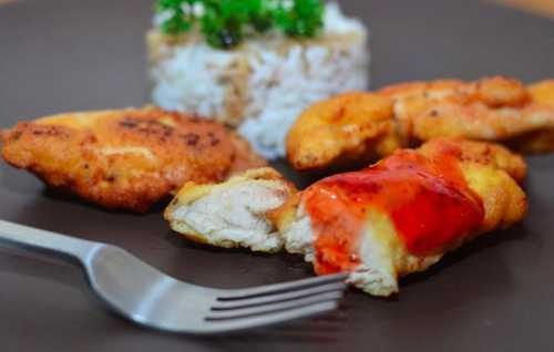 Тонкими, короткими полосками шинкуем капустку, а лук полусантиметровыми кусочками