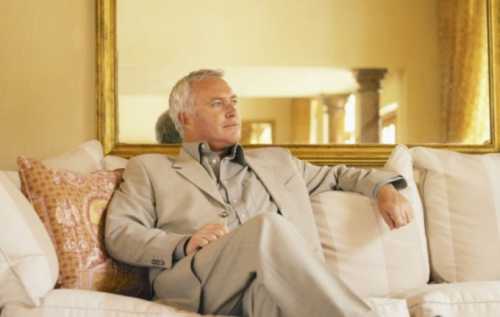 Красивая осанка, раскрепощенное поведение, красивая улыбка показывайте всем своим видом, что вам в данном месте нравится