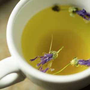 Приготовьте л очищенной не газированной воды, лайм, большой лимон, средний огурец, ч