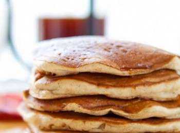 Добавьте соль, сахар, дрожжи и тщательно перемешайте