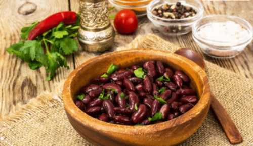 Спелый помидор заливаем на минуту кипятком, предварительно сделав на нём кресто образный надрез