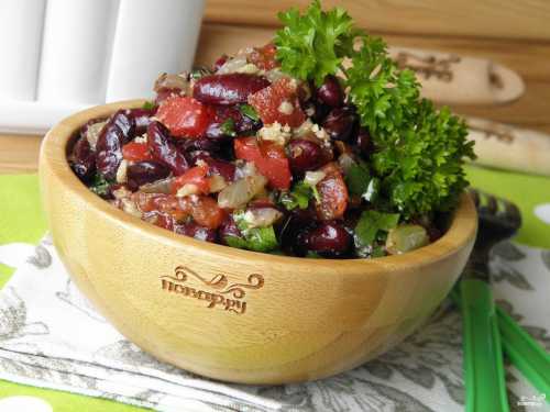 Красную фасоль высыпаем в глубокую миску или в кастрюльку, промываем и заливаем большой порцией чистой воды