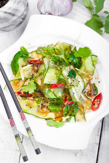 Летний салат из мяты, киви и огурца