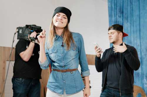 А я сижу голой попой на кресле и смотрю на зеркало, которое валяется на полу