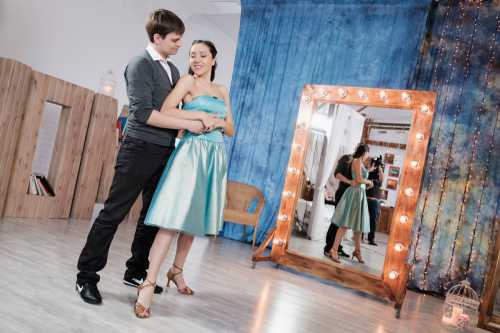 А я сижу голой попой на кресле и смотрю на зеркало, которое валяется на полу